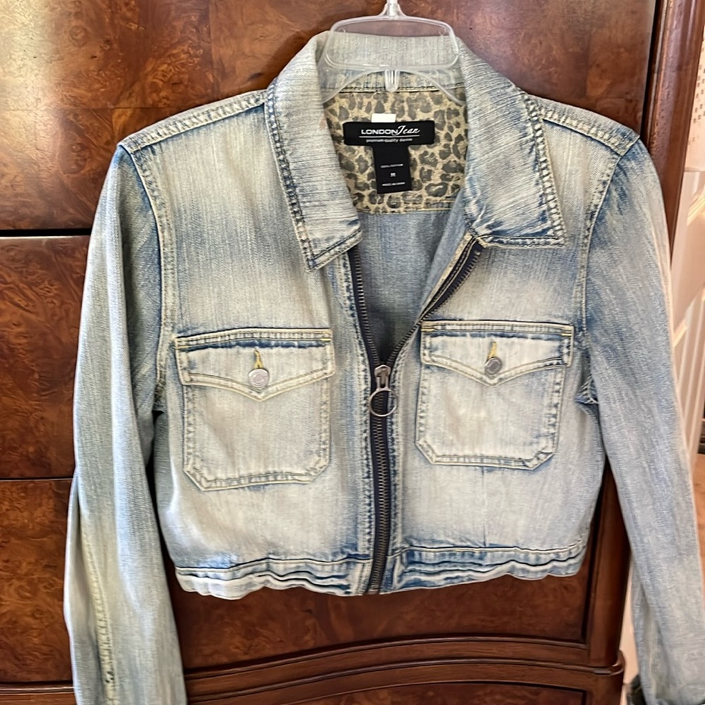 Super cropped denim jacket!!